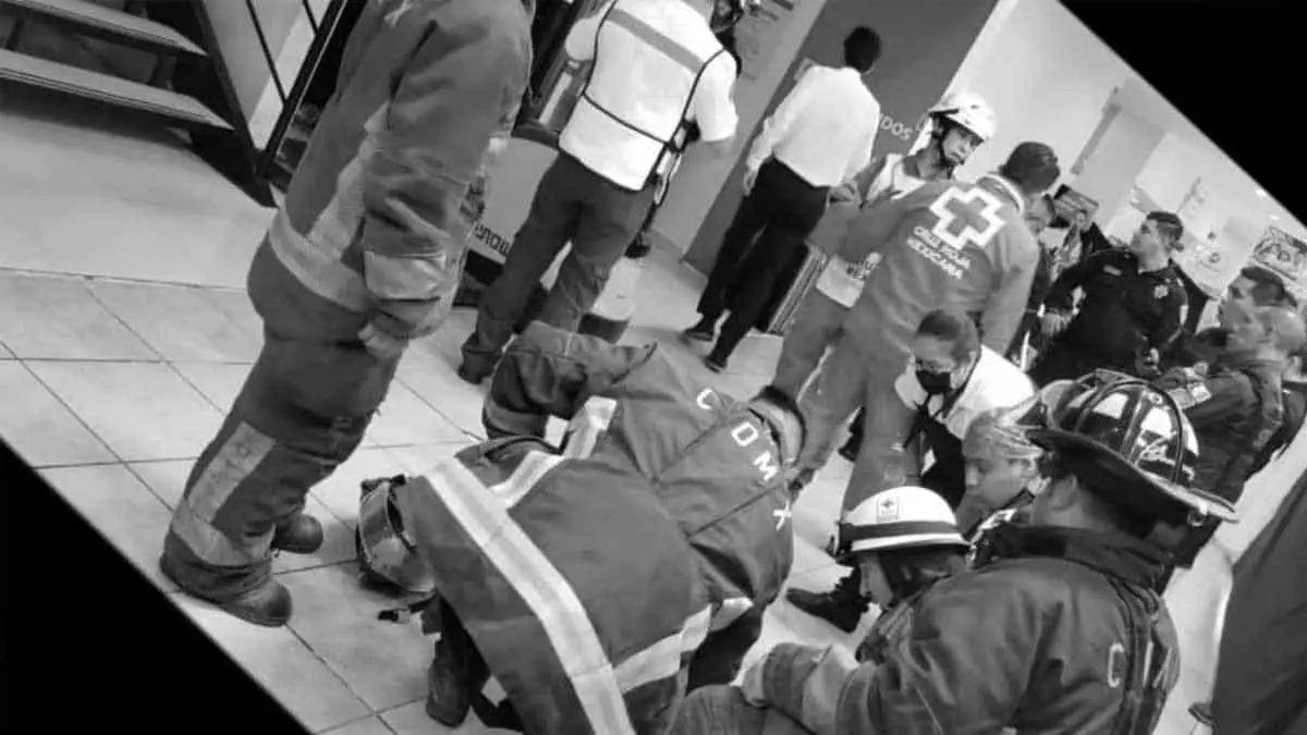 Mujer fallece tras caerle un elevador encima en la Ciudad de México