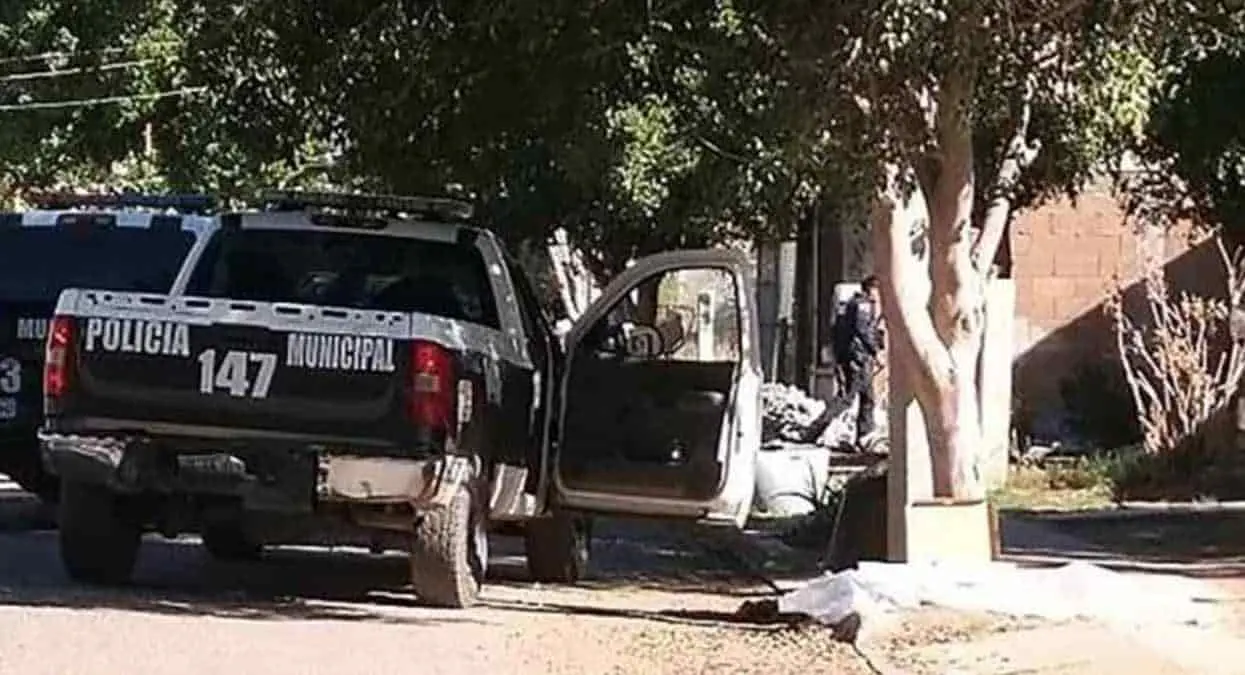 Encuentran a hombre colgado en Urbi Villas del Rey