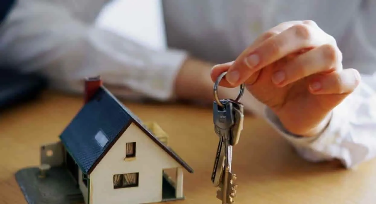 ¿En cuánto se adquirieron las primeras 21 casas de Urbi Villas?