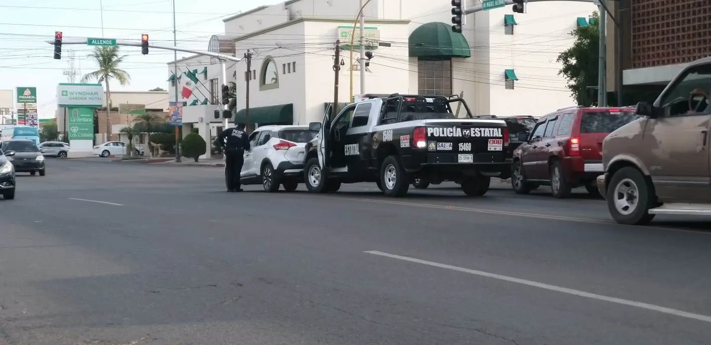 Choca patrulla de la PESP en la calle Miguel Alemán en Cajeme