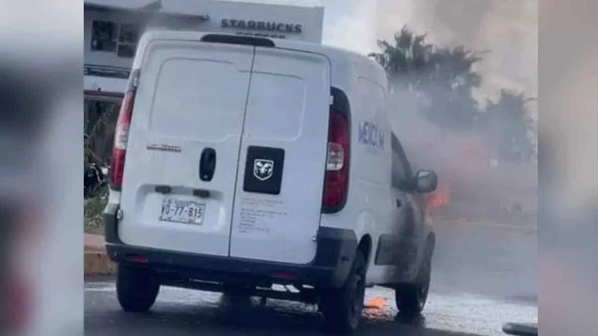 Se quema camioneta en la Internacional, en Ciudad Obregón