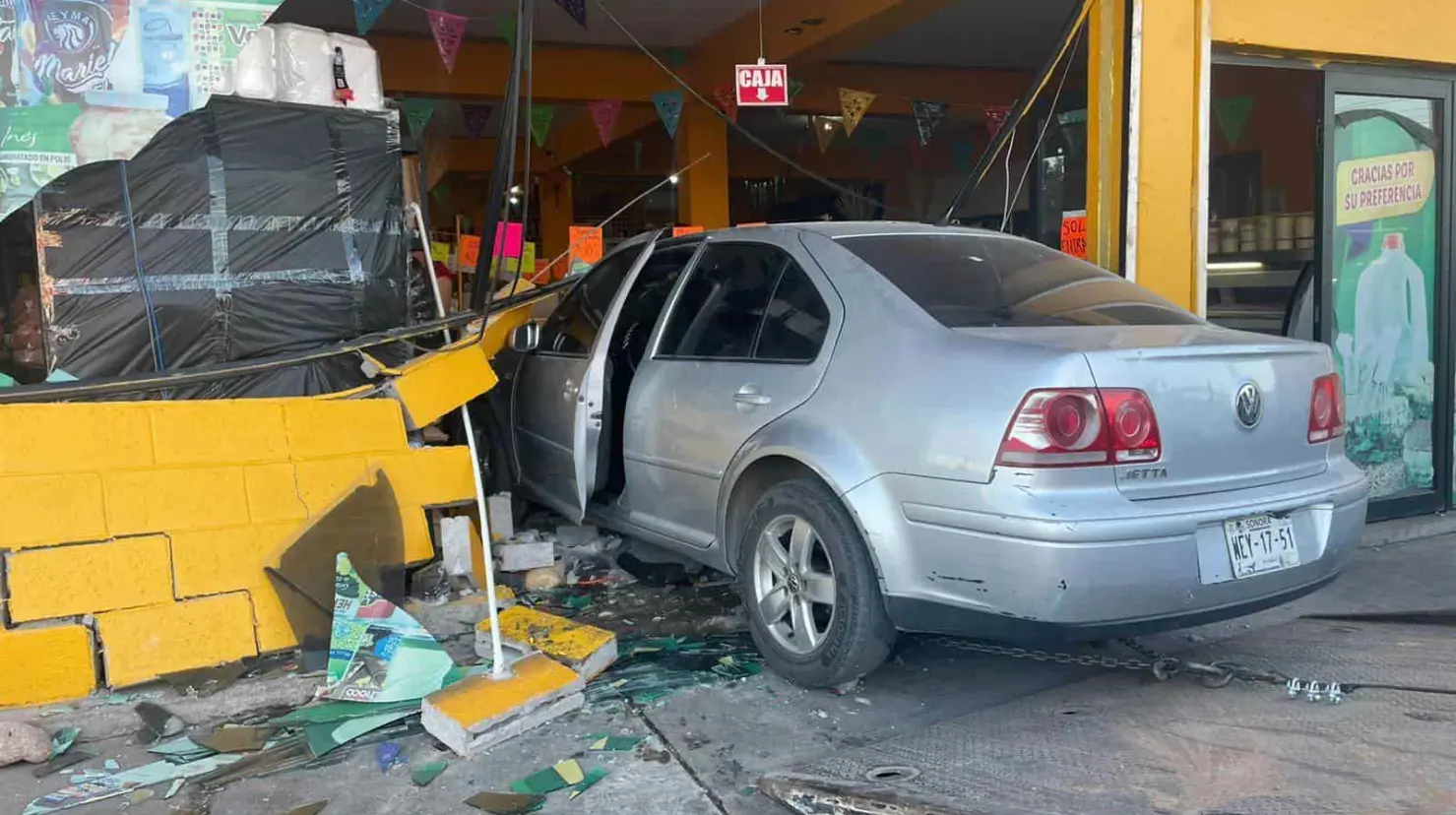 Conductora confunde el freno con acelerador e ingresa a frutería