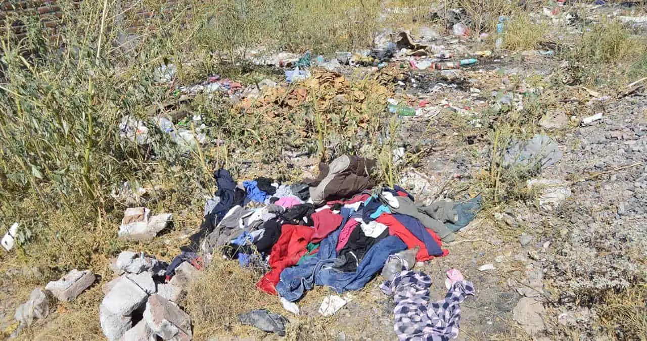 Los “olvidan” entre basura