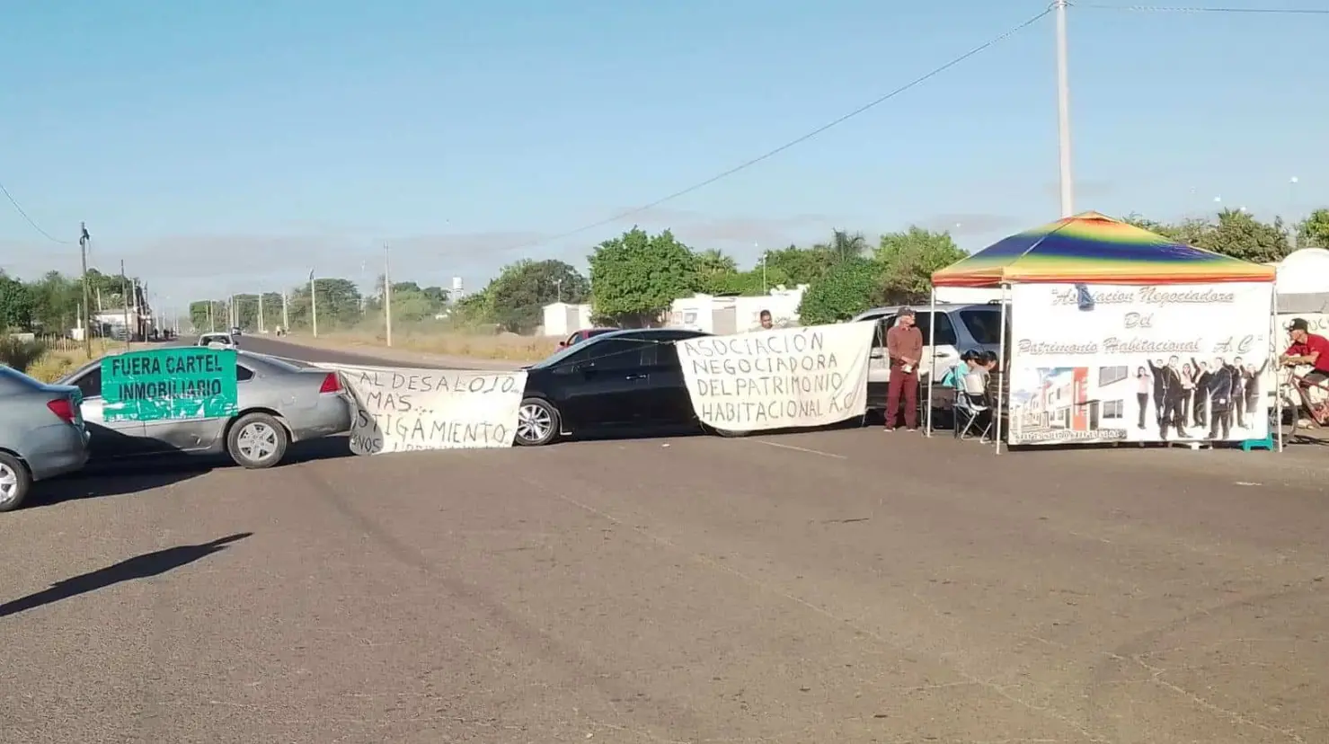 Vecinos de Urbi Villas del Real bloquean en Cajeme la calle 200