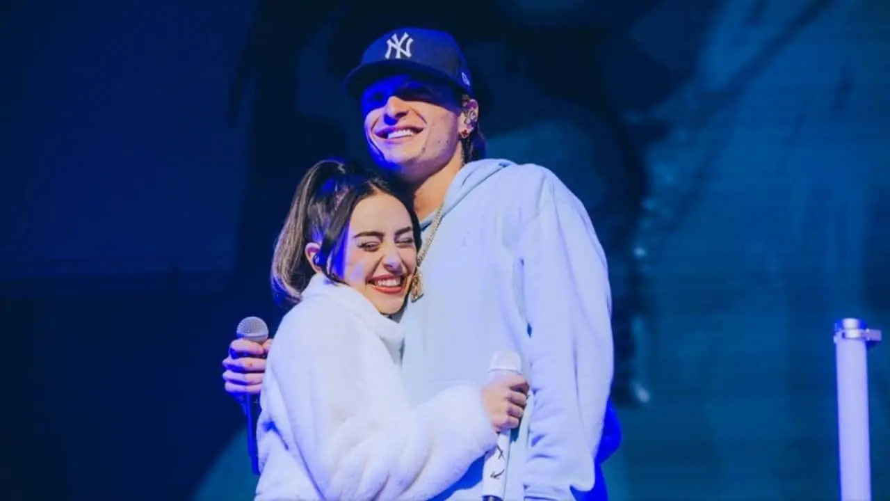 Peso Pluma y Nicki Nicole se dan romántico beso en concierto