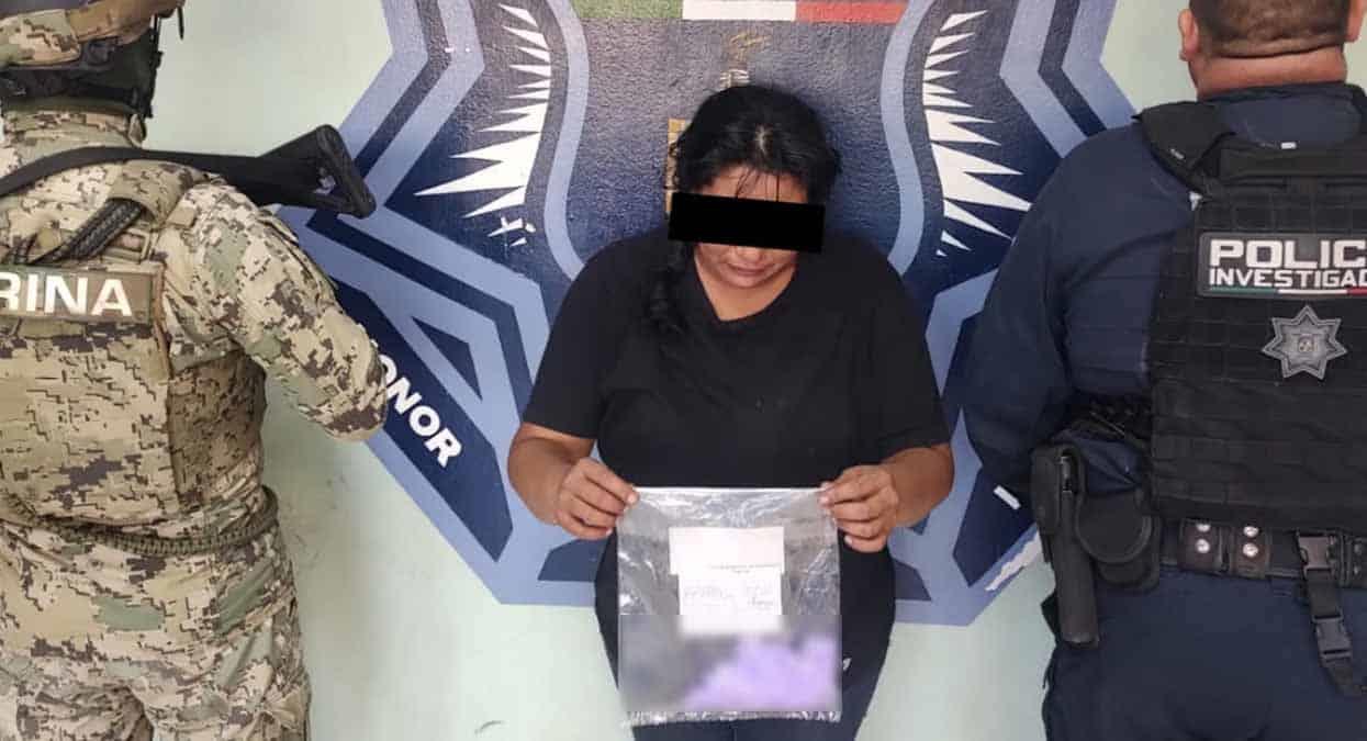 Policías detienen a mujer con droga en el fraccionamiento Villa Bonita