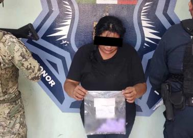 Policías detienen a mujer con droga en el fraccionamiento Villa Bonita