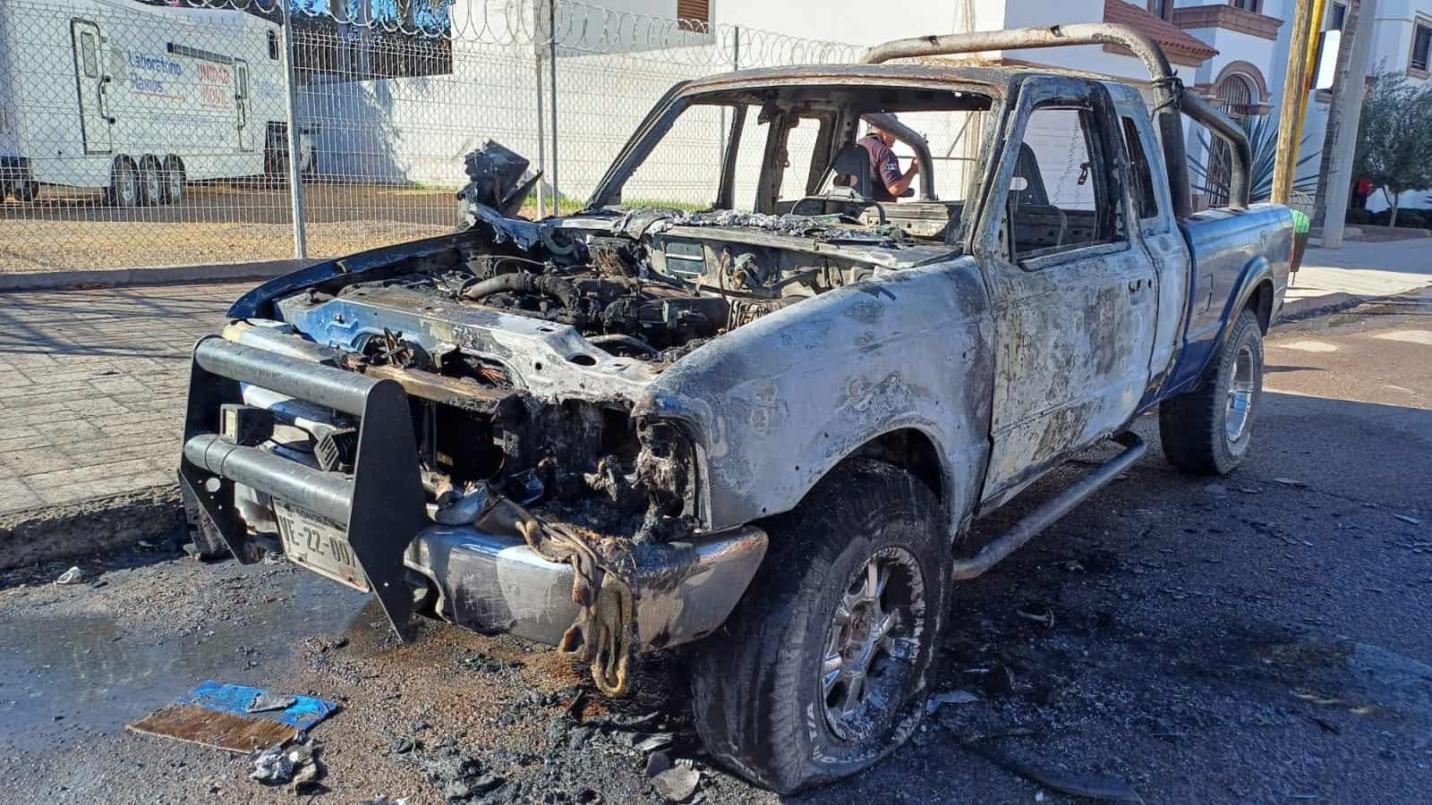 Arde camioneta en la Real del Sol