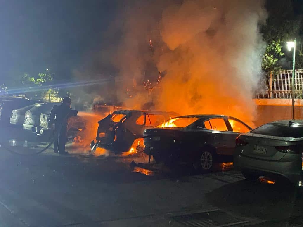 Incendio en estacionamiento de hotel en Hermosillo deja daños en cinco vehículos; tres de ellos totales