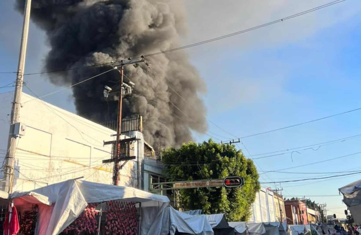 VIDEO | Incendio consume bodega de zapatos en Tepito; evacúan a 500 personas