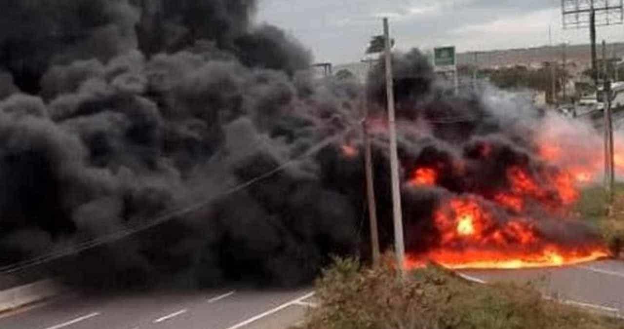 Pipa de combustible explota y provoca cierre carretero