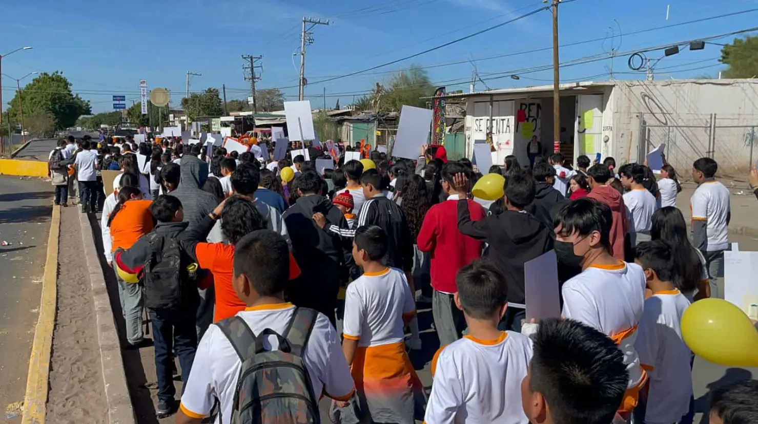 Marchan estudiantes contra la violencia hacia la mujer