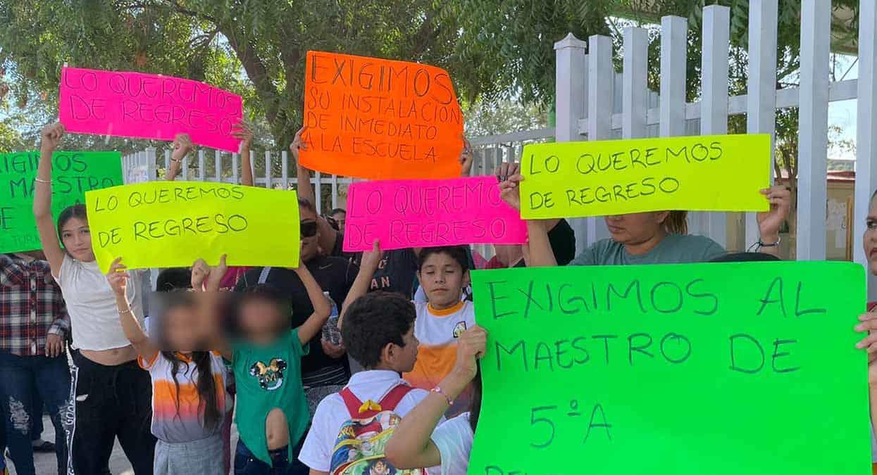 Padres de familia exigen que se reinstale maestro a sus labores