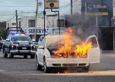 Arde vehículo en Cajeme; madre e hijo logran ponerse a salvo