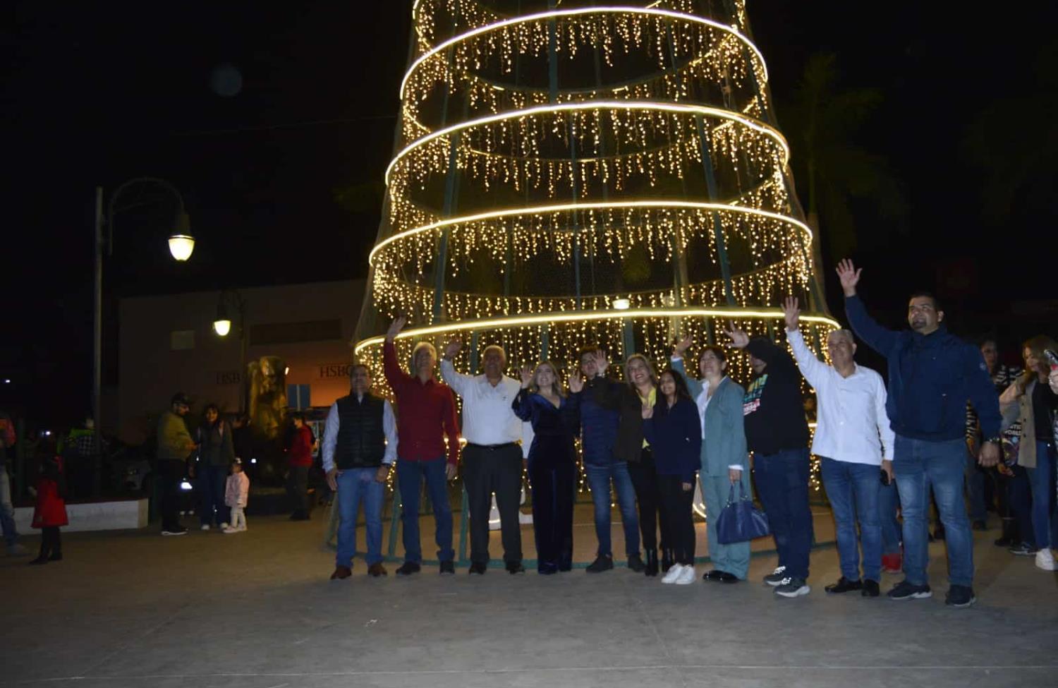 En Navojoa llega el brillo de la Navidad con el encendido del árbol