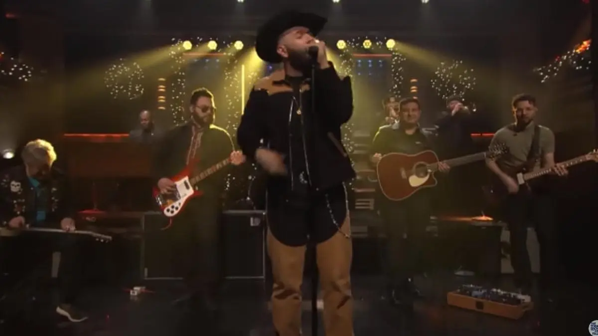 Orgullo sonorense: Carin León triunfa en “The Tonight Show” con Jimmy Fallon