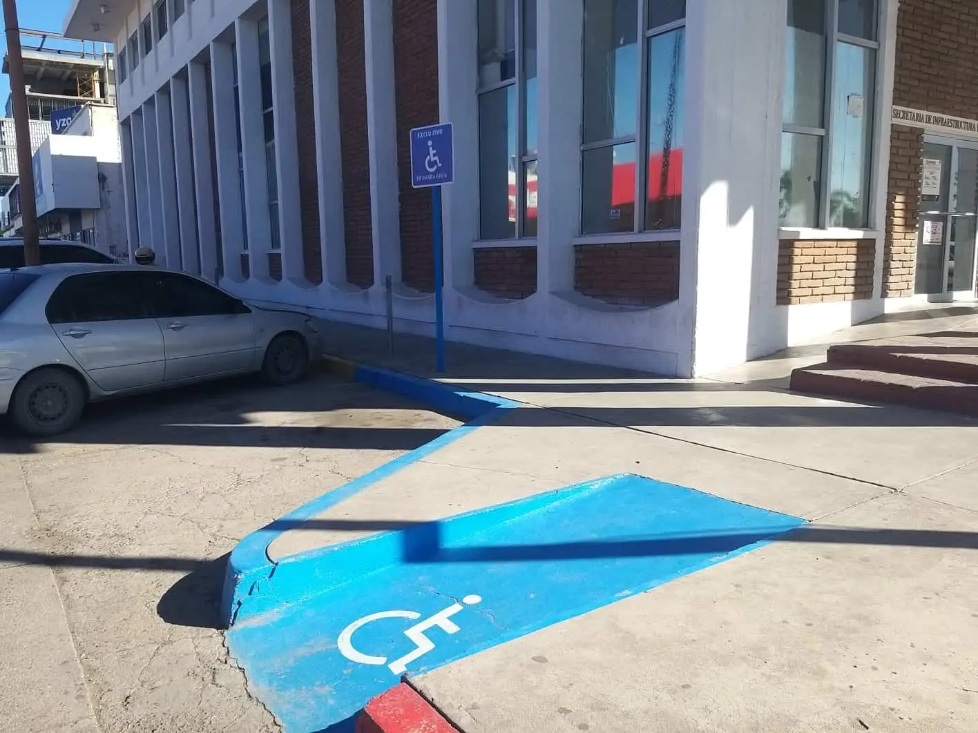 En Navojoa llaman a respetar las rampas y los cajones de estacionamiento para discapacitados