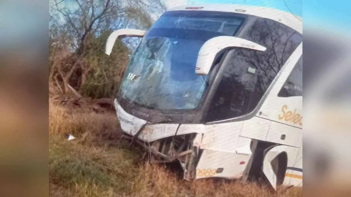 Se accidenta camión con pacientes del IMSS en tramo Guaymas-Obregón