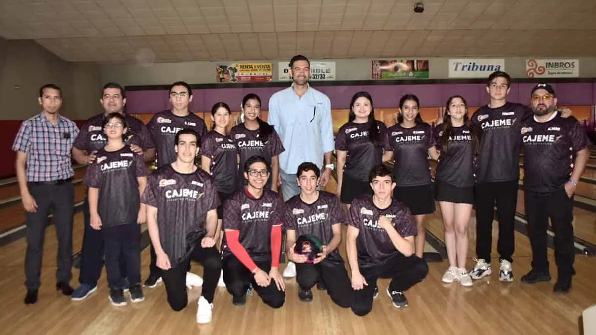 Selectivo de Boliche de Cajeme recibe uniformes en Bolerama Obregón
