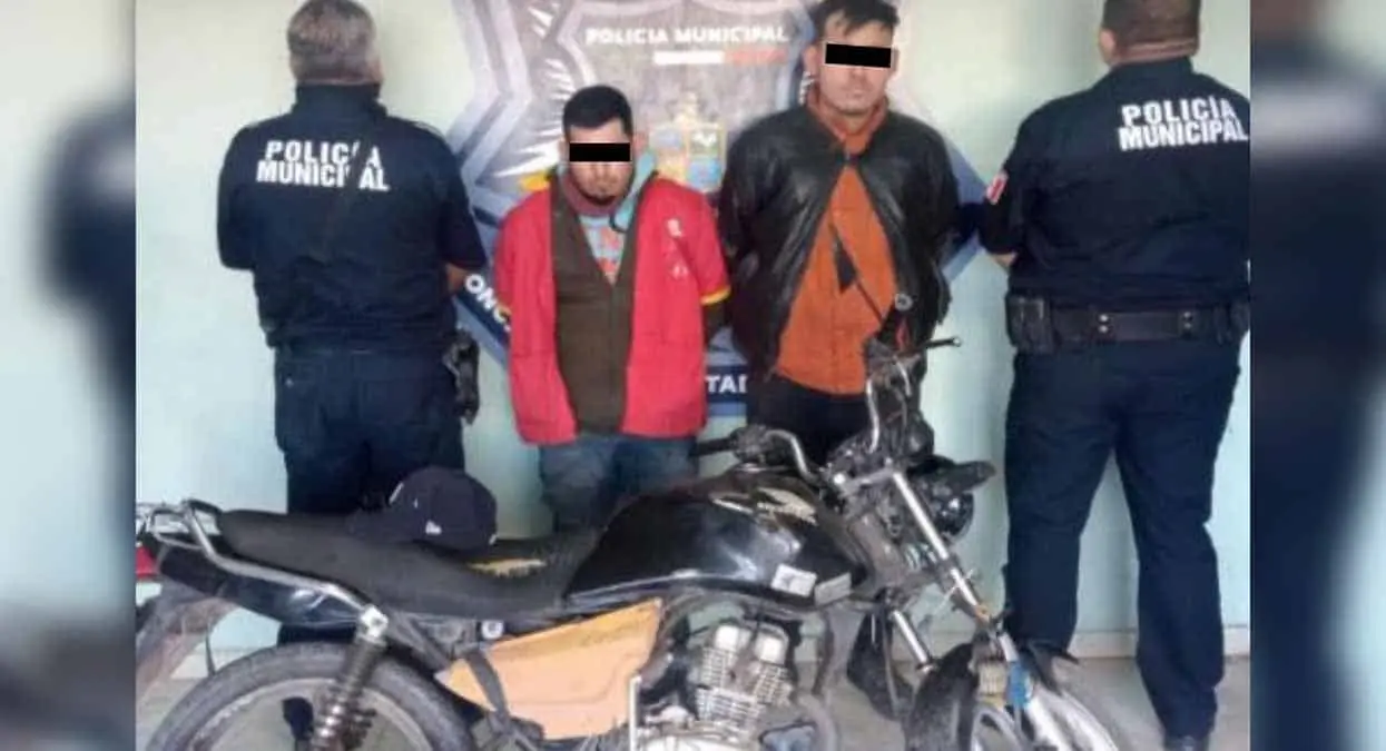 Autoridades detienen en Cajeme a dos sujetos con moto robada