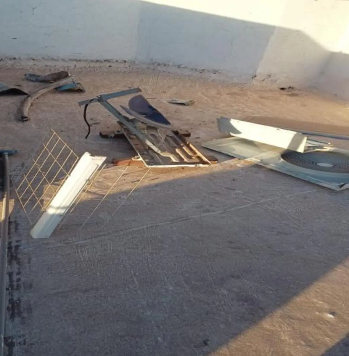 Sorprenden a joven desmantelando mini split en Villa Fontana