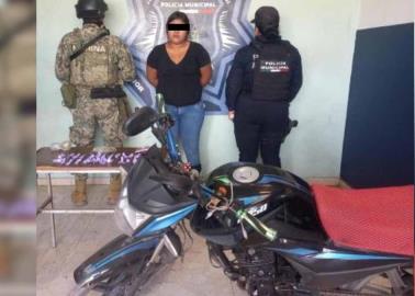 Autoridades capturan en Cajeme a mujer con moto robada y dosis de droga