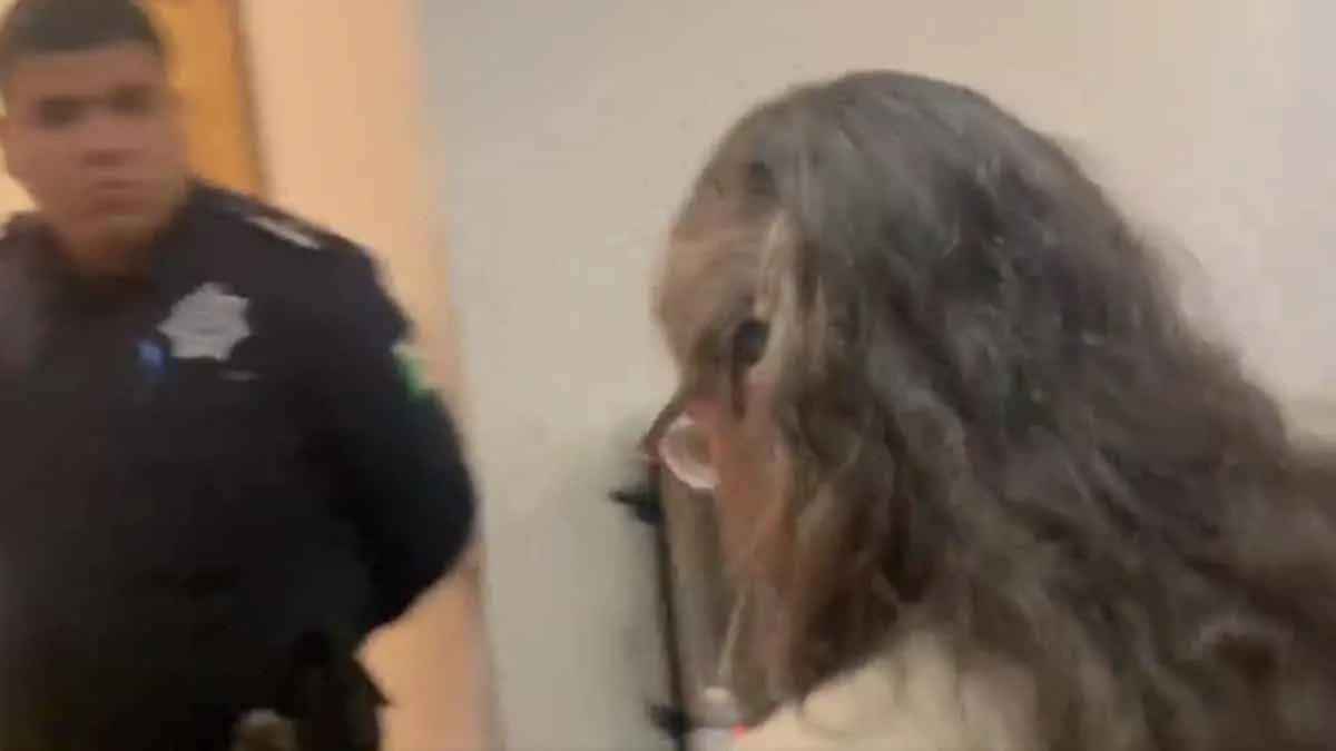 VIDEO | Titular de la CNB sale “huyendo” por la cocina de hotel en Hermosillo y evita hablar de desaparecidos