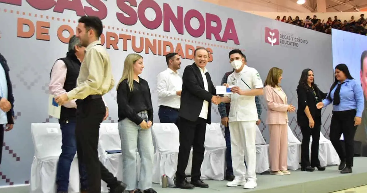 Entrega gobernador becas a universitarios