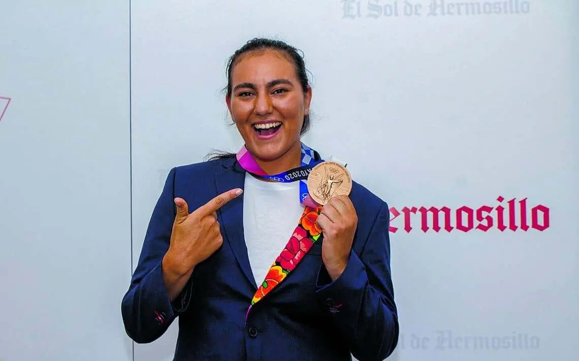 Alejandra Valencia denuncia a Aeromexico por dañar el estuche del arco