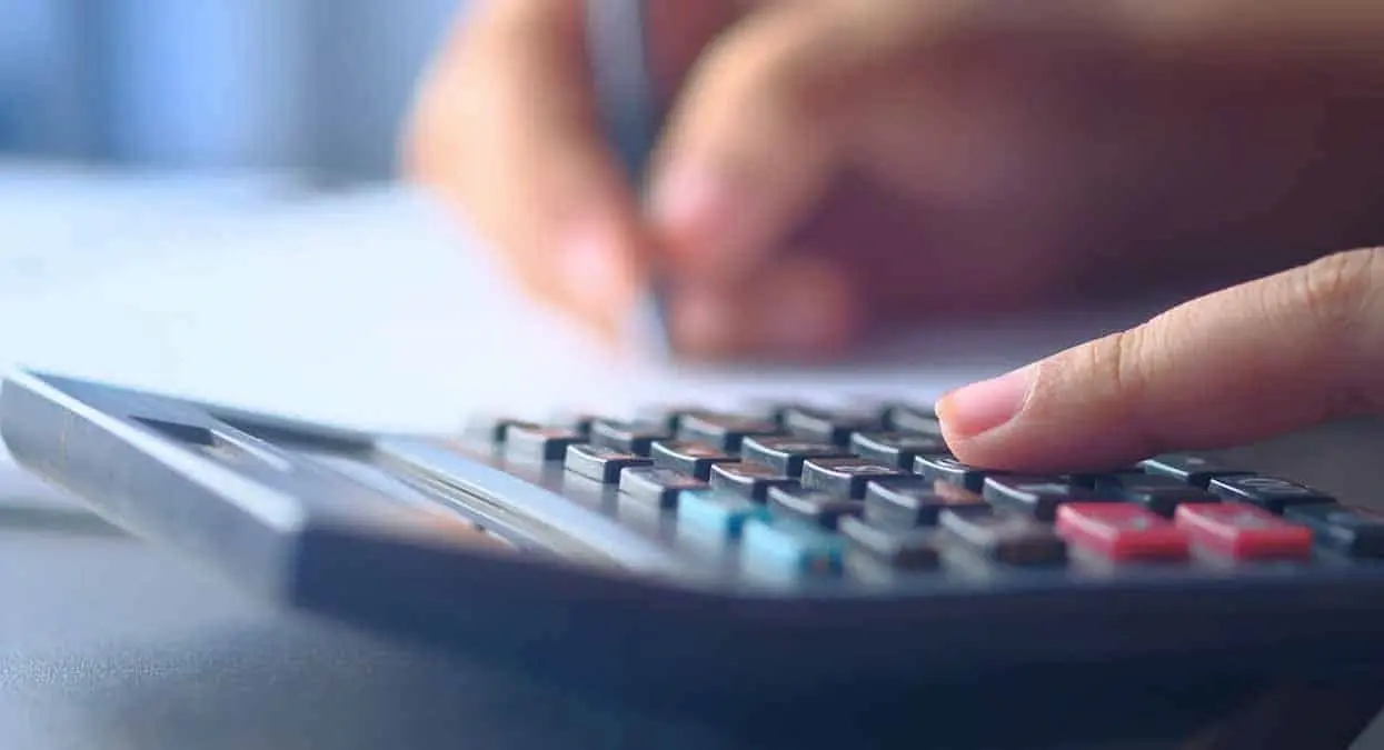 ¿El banco puede cobrar de tu nómina lo que le debes?