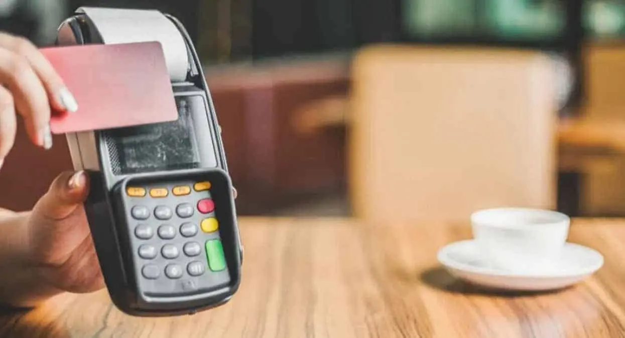 ¿Por qué algunos negocios no siempre piden el NIP al pagar con tarjeta?