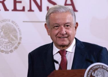 AMLO afirma que vallas en 8M es por infiltrados en las marchas