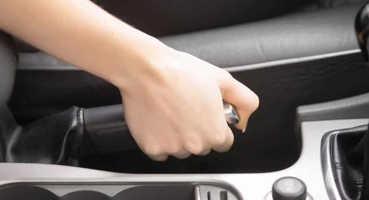 ¿En qué momento debo utilizar el freno de mano de mi carro?