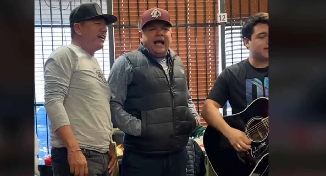 VIDEO | Vocalista de Alegres de la Sierra deja impresionados a fans tras cantar en un restaurante