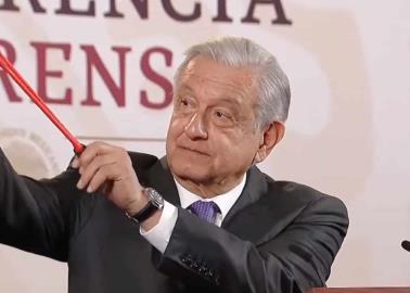 Son los que querían diálogo: AMLO muestra instrumentos usados por normalistas en Palacio Nacional