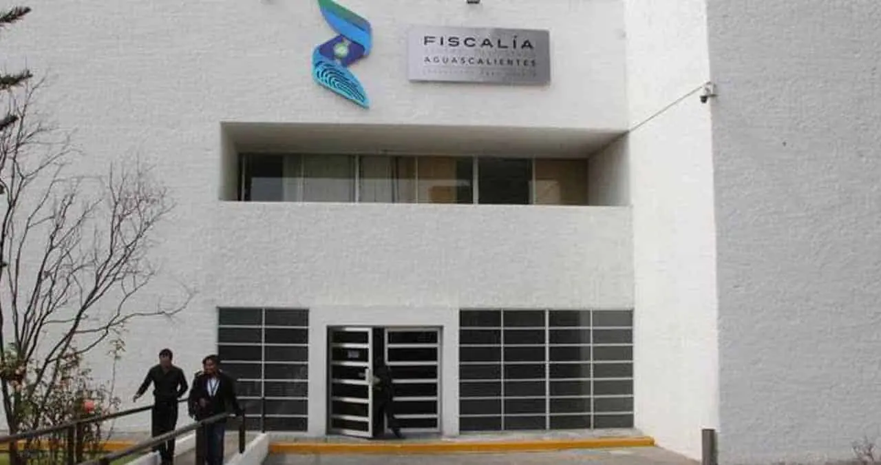 Joven se lanza desde edificio de la Fiscalía de Aguascalientes