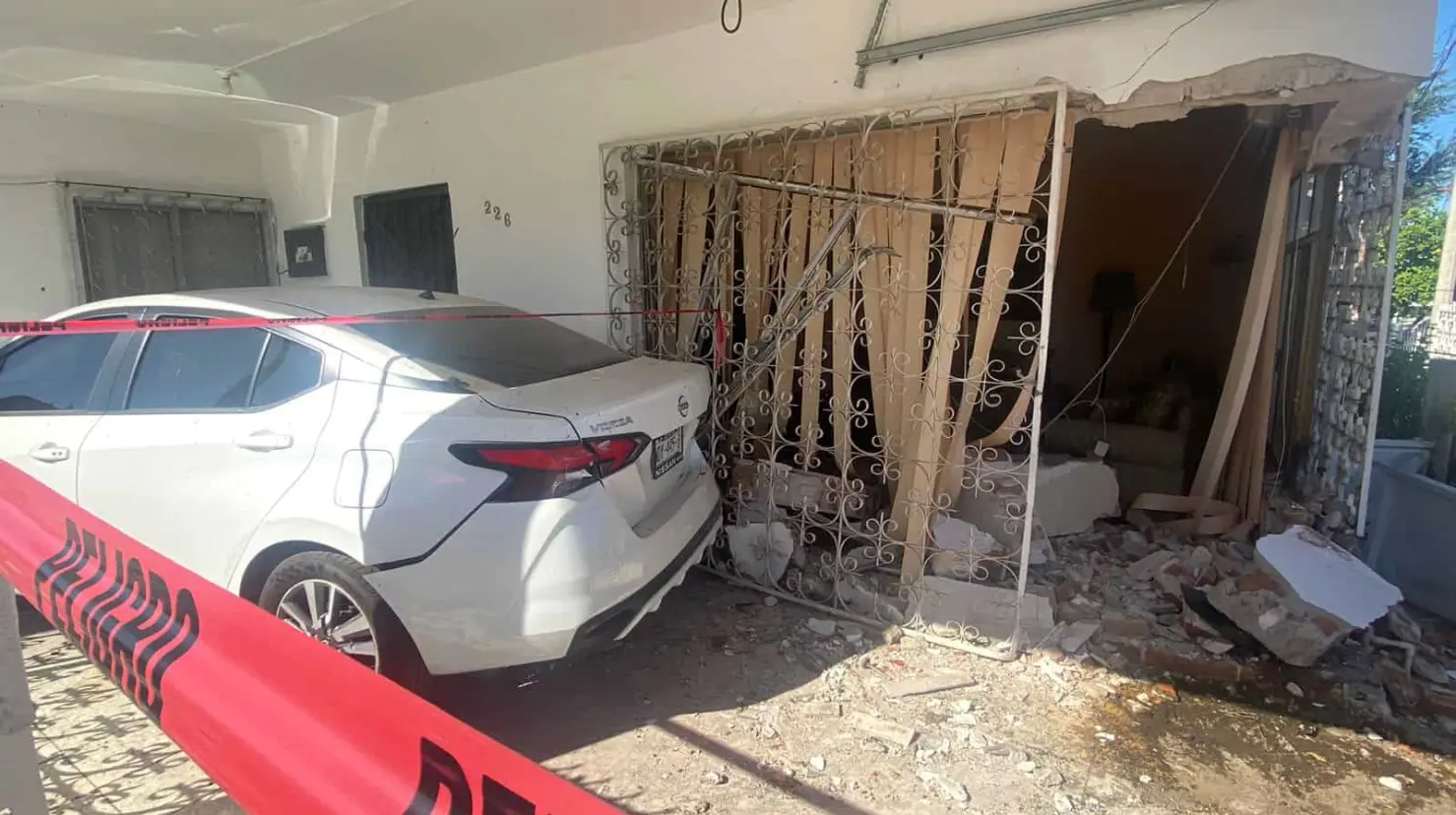 VIDEO | En Hermosillo auto se mete hasta la sala de una vivienda; derriba cerco, ventana y hasta el castillo de la pared