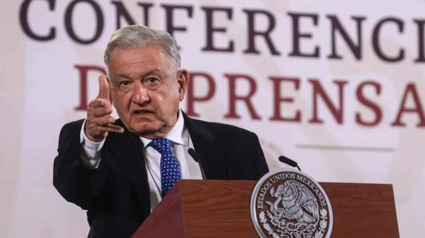 “Ni un paso atrás”: AMLO reafirma postura ante sanciones del INE