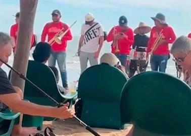 VIDEO | Banda sinaloense corre a turistas americanos de la playa en Mazatlán