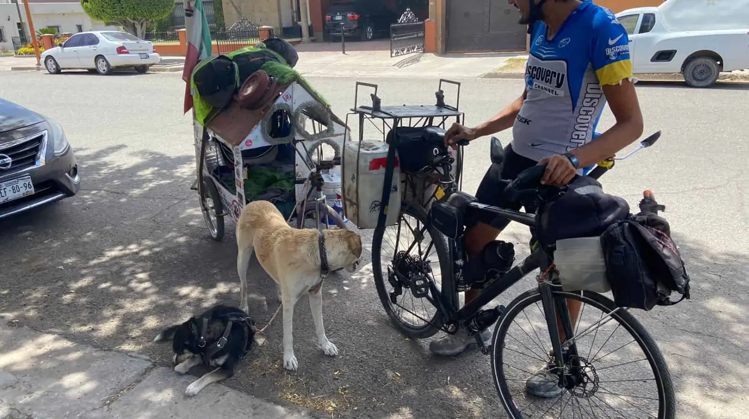 Jaliciense recorre México en bicicleta junto a sus dos perros; llega a Navojoa