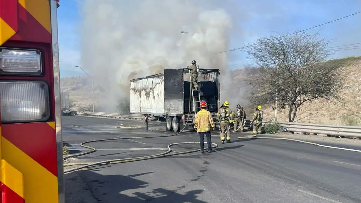 Arde caja de tráiler con material tóxico