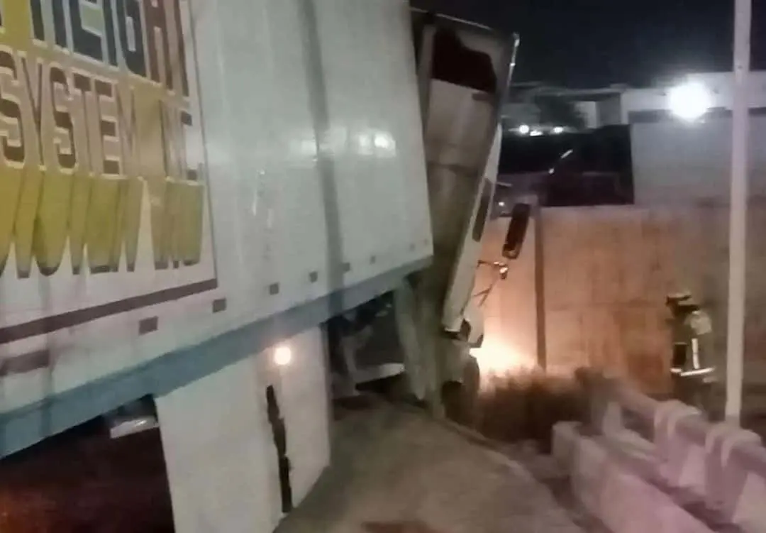 Tráiler a punto de caer del Puente de la 300 y Carretera Internacional