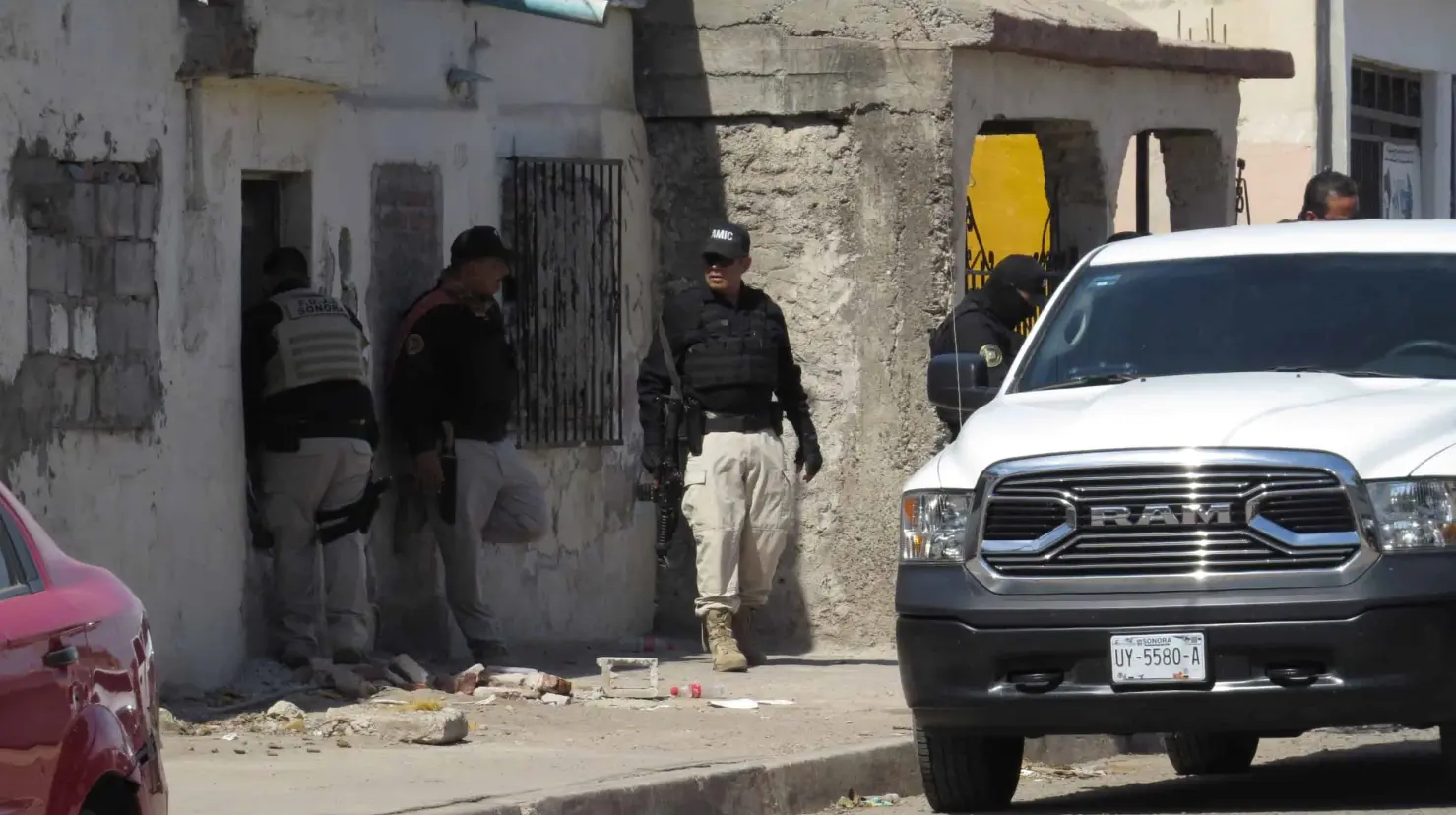 Detienen a dos personas durante cateo en Las Cortinas