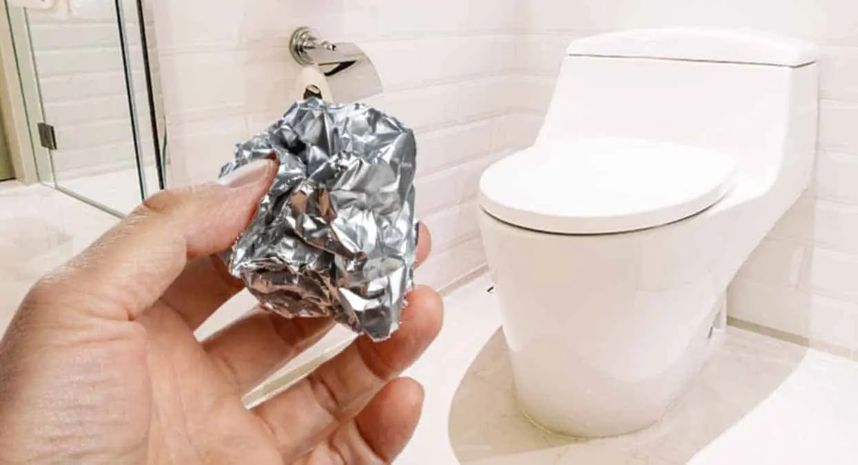 ¿Quieres desaparecer el sarro de tu taza de baño? así lo puedes quitar con papel aluminio