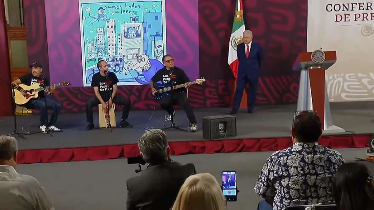 AMLO felicita a los niños en su día y los festeja con música de “Los Patita de Perro”