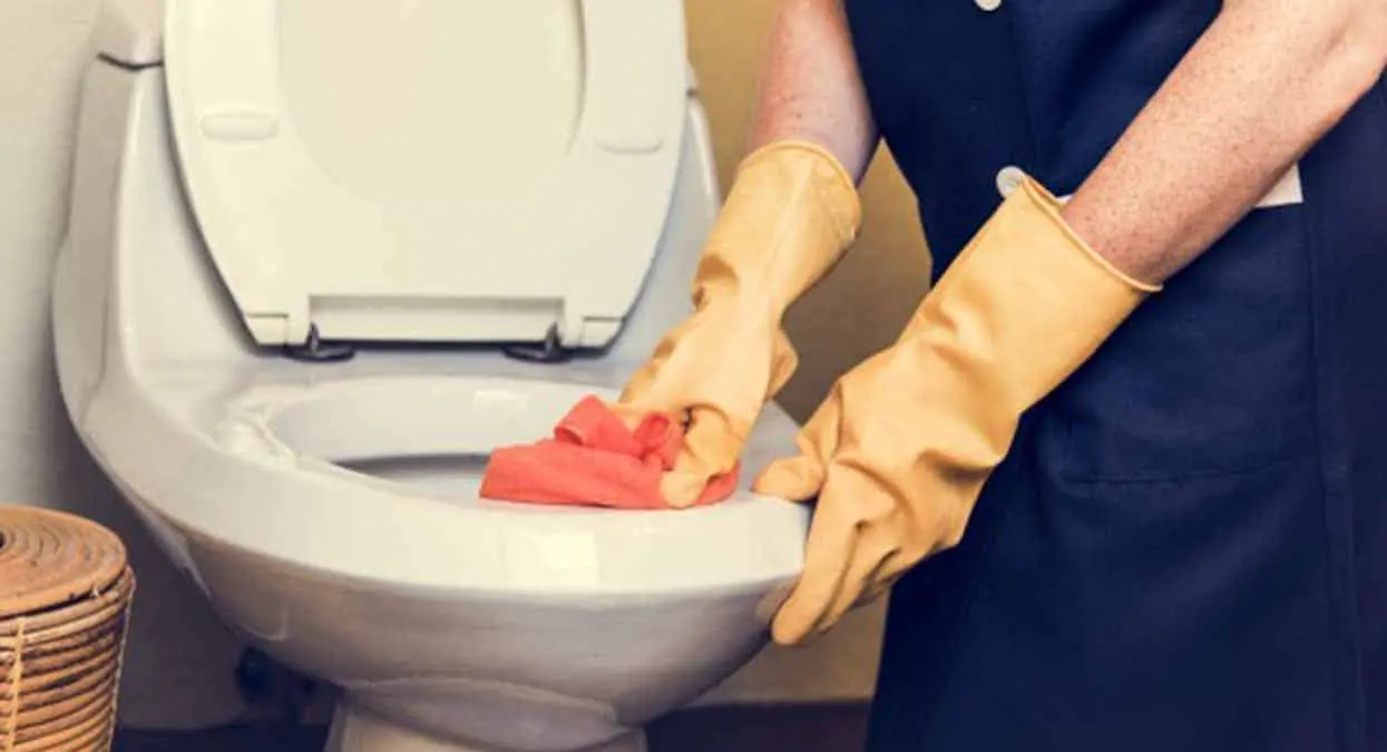 Esta es manera más sencilla de destapar tu baño sin usar bomba