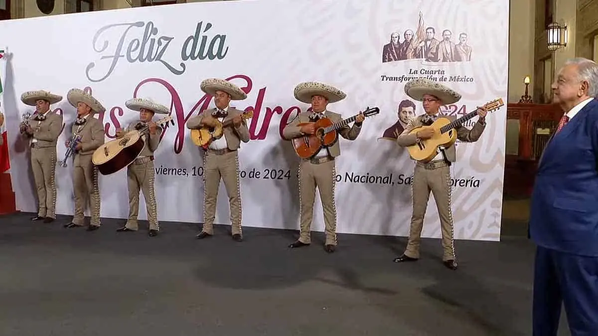 Hay amor eterno para ellas: AMLO felicita a las madres en su día con mariachi