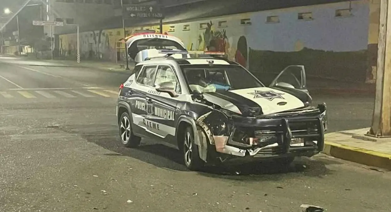 Choca patrulla en la colonia Centro de Ciudad Obregón