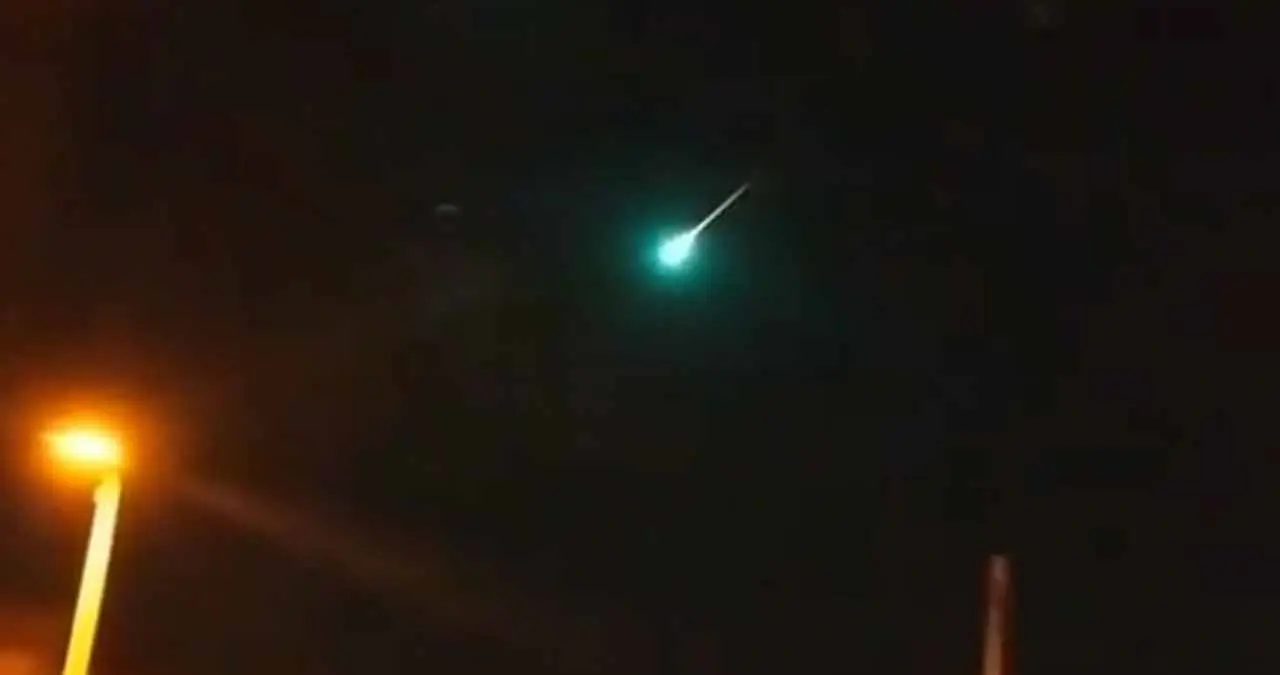 VIDEO | Impresionante bola de luz verde surca los cielos