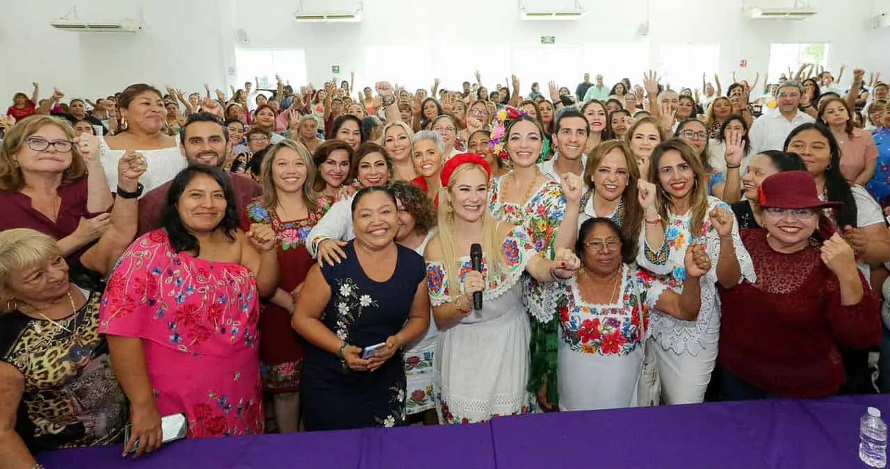 Recibe Claudia apoyo de mujeres yucatecas